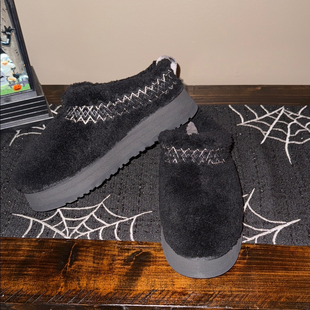 Women’s size 10 UGG Tazz Platform Slippers